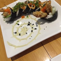 Foto tirada no(a) Sushi Wave por Colette M. em 10/16/2014