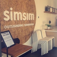 Foto diambil di Simsim Outstanding Shawarma oleh Fahad 🇺🇸 pada 1/7/2021