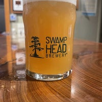 Снимок сделан в Swamp Head Brewery пользователем Jason L. 11/18/2022