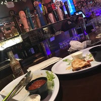 Foto tomada en Longboards Restaurant &amp;amp; Bar  por K A. el 12/4/2017
