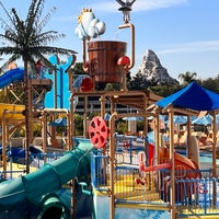 Das Foto wurde bei Courtyard Anaheim Theme Park Entrance von Jen B. am 12/1/2023 aufgenommen
