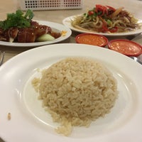Photo taken at Tian Tian Hainanese Chicken Rice by KrystynnSG on 3/11/2015