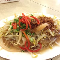 Photo taken at Tian Tian Hainanese Chicken Rice by KrystynnSG on 3/11/2015