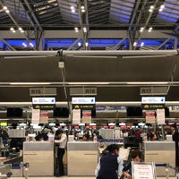 Photo taken at Check-In Row &amp;quot;R&amp;quot; by ᑭOᑎ on 1/12/2018
