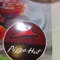 Photo taken at Pizza Hut by Glnhl on 11/14/2012