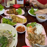 Photo taken at แหนมเนืองคุณนิด (อาหารเวียดนาม) by noom s. on 7/16/2022