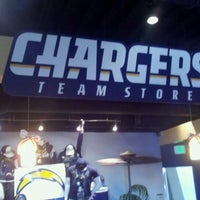 9/11/2011 tarihinde Jason L.ziyaretçi tarafından Chargers Team Store'de çekilen fotoğraf