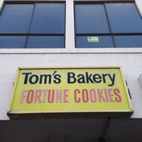 Foto tomada en Tom&amp;#39;s Bakery Fortune Cookies  por Kevin N. el 1/10/2014