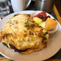 Photo taken at Eggsperience Pancakes &amp;amp; Cafe by Amy on 8/4/2018