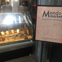 รูปภาพถ่ายที่ Mondo Market โดย Sylvie เมื่อ 9/17/2017