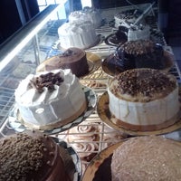 Das Foto wurde bei Sugarbakers Cafe &amp;amp; Bakery von Guarantee D. am 4/10/2017 aufgenommen