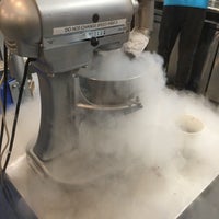 6/5/2017 tarihinde Ilsenziyaretçi tarafından Brain Freeze Nitrogen Ice Cream &amp;amp; Yogurt Lab'de çekilen fotoğraf