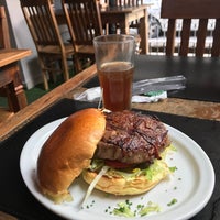 Foto scattata a Big Kahuna Burger da вee &amp;. il 11/13/2022