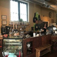 Foto tomada en Zen Den Coffee Shop  por Michael T. el 4/21/2018