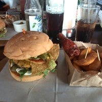 Foto tirada no(a) Porky&amp;#39;s Burger Bar por Michael C. em 12/1/2014