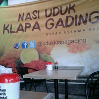รูปภาพถ่ายที่ Nasi Uduk Klapa Gading โดย Riski P. เมื่อ 11/4/2012