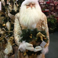 รูปภาพถ่ายที่ Christmas Factory โดย Randy N. เมื่อ 12/31/2012