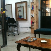 Das Foto wurde bei Leonidas Hairdresser von Angela am 9/26/2012 aufgenommen