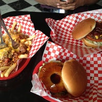 Foto diambil di Jake&amp;#39;s Burgers &amp;amp; Billiards oleh Yeca pada 4/17/2013
