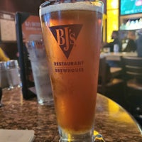 Photo taken at BJ&amp;#39;s Restaurant &amp;amp; Brewhouse by Matthew W. on 9/9/2019