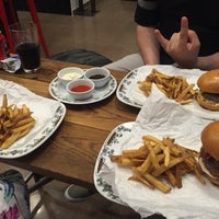 7/18/2015 tarihinde Jan H.ziyaretçi tarafından Burger Inn'de çekilen fotoğraf