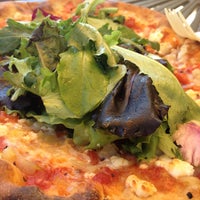4/19/2013 tarihinde Diana A.ziyaretçi tarafından Firetrail Pizza'de çekilen fotoğraf