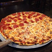 Снимок сделан в Gulliver&#39;s Pizza &amp; Pub пользователем Corey 12/7/2014