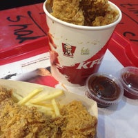 Photo taken at KFC by Tati R. on 12/11/2014