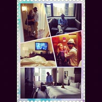 Photo prise au The New York Helmsley Hotel par Melba le9/16/2012