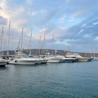 Foto diambil di Alaçatı Port Balık oleh Hande B. pada 6/11/2022