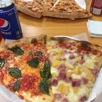 Foto tirada no(a) Tony Oravio Pizza por MJ C. em 10/28/2017