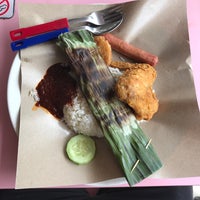 Photo taken at Boon Lay Power Nasi Lemak by Teong S. on 10/12/2018