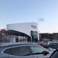 รูปภาพถ่ายที่ Westfield Shopping City Süd โดย Mark N. เมื่อ 11/18/2017