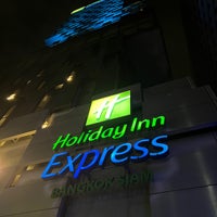 Photo taken at Holiday Inn Express Bangkok Siam by Pradabpong W. on 9/11/2023
