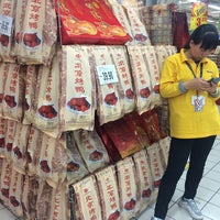 Photo taken at Carrefour by Chenyi L. on 3/29/2014