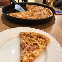 1/9/2020 tarihinde Stefan M.ziyaretçi tarafından Pizza Hut'de çekilen fotoğraf