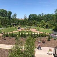 Foto diambil di Olbrich Botanical Gardens oleh Corinne pada 6/4/2021