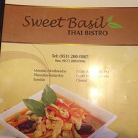 Photo prise au Sweet Basil Thai Bistro par Michael M. le9/9/2014