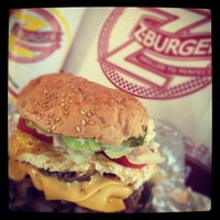 Das Foto wurde bei Z-Burger von Jeeves M. am 10/13/2012 aufgenommen