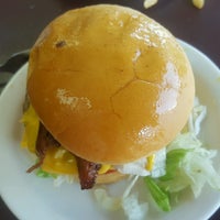 Снимок сделан в Brownie&amp;#39;s Hamburgers South пользователем Jaymie B. 8/22/2016