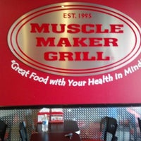 Foto tirada no(a) Muscle Maker Grill por reggie d. em 9/27/2012