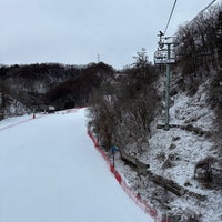 Photo taken at 엘리시안 강촌 스키장 / ELYSIAN Gangchon SKI Resort by Chang Jin P. on 1/21/2024