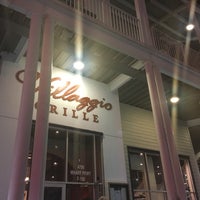 Foto tirada no(a) Villaggio Grille por Travis E. em 10/15/2017