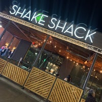 Photo taken at Shake Shack by Derrick P. on 1/19/2020