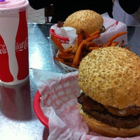 Foto scattata a Pearl&amp;#39;s Deluxe Burgers da Piritta P. il 8/6/2013