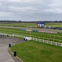 Das Foto wurde bei Lingfield Park Racecourse von ✨ am 12/15/2021 aufgenommen