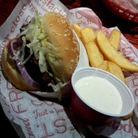 Photo taken at Red Robin Gourmet Burgers and Brews by Lara on 10/12/2012