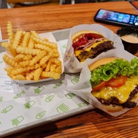 Photo taken at Shake Shack by Mahmoud A. on 10/26/2023