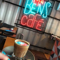 Photo prise au Mr. Bens Café par Nick D. le12/30/2019