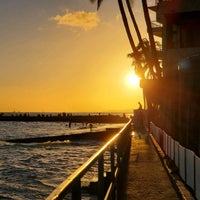 Foto tirada no(a) Waikiki Beach Walk por Vasily I. em 8/14/2021
